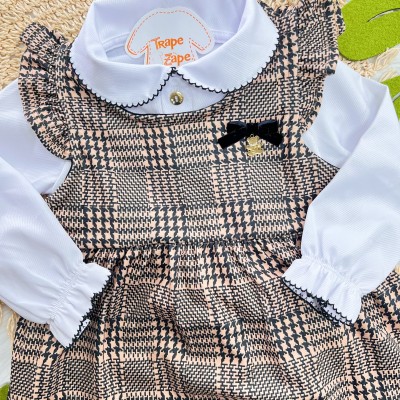 Conj. Blusa Manga Longa Gola Bordada e Salopete em Plush - Marrom e Branco Acetinado 